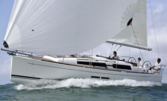 Carta de vela em barco a casco Dufour 375 Grand Large para 8 pessoas na Suécia