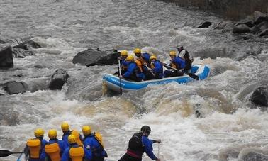 Rafting em águas brancas em Idaho Springs, Colorado