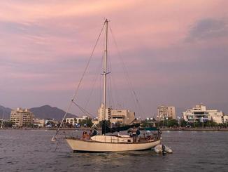 Puesta de sol en un velero de 38 pies en la bahía de Santa Marta