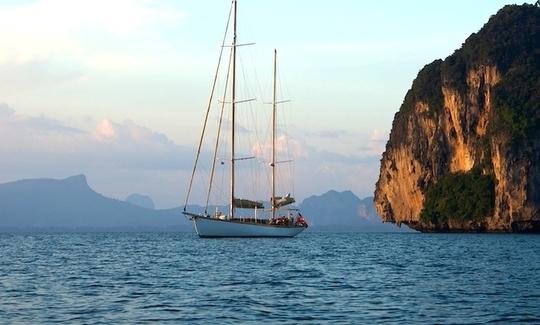 2011: Classic Ketch Charter de 95 pies en Kawthoung