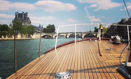 Cruising in the historic center of Paris