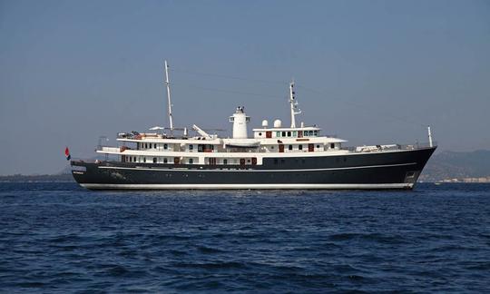 Louez le Sherakhan en Méditerranée ou dans les Caraïbes