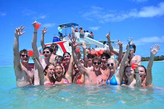 Barco de festa exclusivo para adultos com bebidas ilimitadas, snorkel e bar de areia