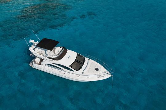 Explore a costa de Ayia Napa e a Lagoa Azul em grande estilo com o Azimut 42