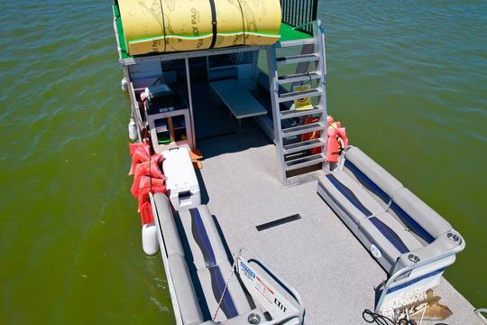  Sumérjase en la diversión en el lago Lewisville con nuestro pontón de dos pisos (¡nenúfar gratis!)