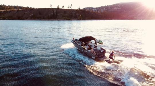 Wakeboat a estrenar con tablas y tubos