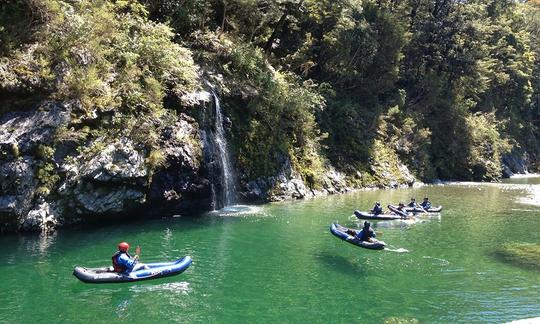 Excursions en kayak et en radeau sur le fleuve Pelorus en Nouvelle-Zélande