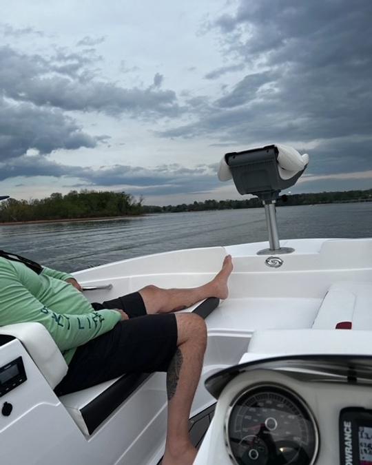 El hermoso Hurricane SunDeck Sport 185 OB disponible en Tims Ford Lake