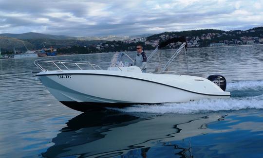 Location d'un yacht à moteur croate de 22 pieds à Trogir, Croatie