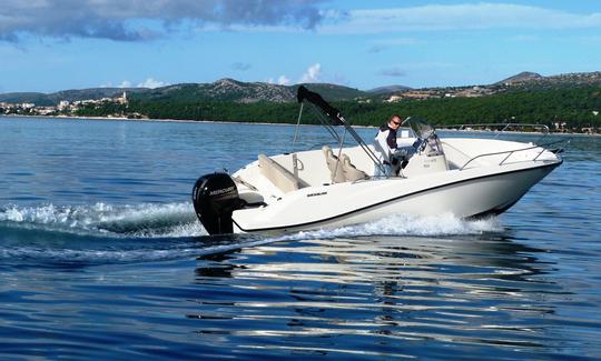 Location d'un yacht à moteur croate de 22 pieds à Trogir, Croatie