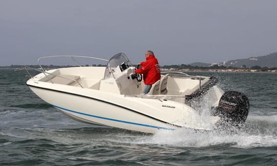 Alquiler de barco con cubierta de 21 pies para 7 personas en Trogir, Croacia