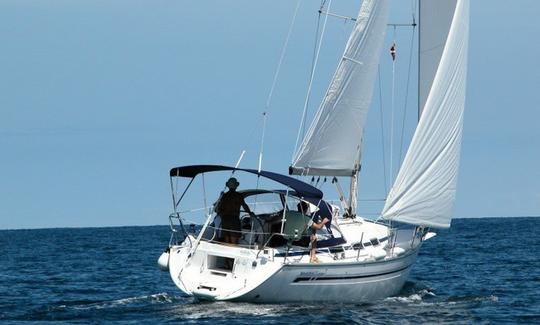 Explore o mar no monocasco à vela ATHINA em Lavrio, Grécia