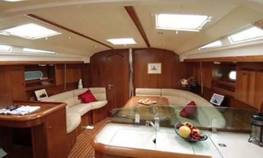 Aluguer de monocasco de cruzeiro Sun Odyssey 45 em Marina