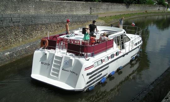 Barco fluvial ADONIS TARPON 42 em Baye, no Canal du Nivernais, na Borgonha