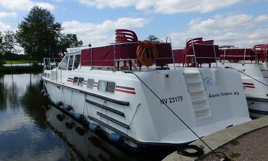 Barco fluvial ADONIS TARPON 42 em Baye, no Canal du Nivernais, na Borgonha