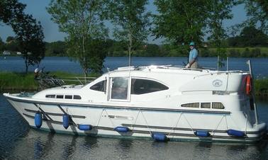 Bateau fluvial Phenix 34' à Baye sur le Canal du Nivernais en Bourgogne