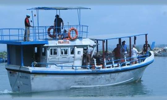 Barco de observação de baleias em Weligama//Mirissa