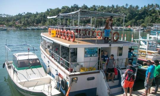 Barco de observação de baleias em Weligama//Mirissa