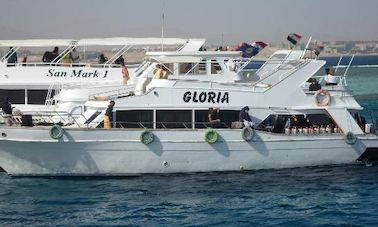 Viagem de mergulho com snorkel em iate a motor saindo de Sharm El Sheikh