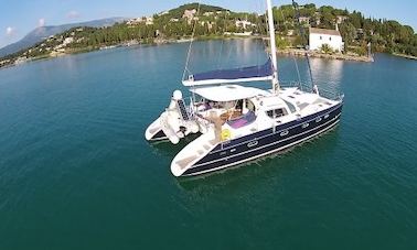 Louez le catamaran de croisière Alliaura Privilege 495 à Kontokali, en Grèce pour 8 personnes