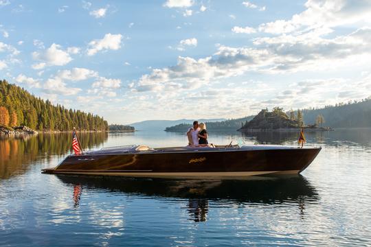 Amanecer en el lago Tahoe a bordo de nuestro barco de madera Hacker-Craft de 34 pies