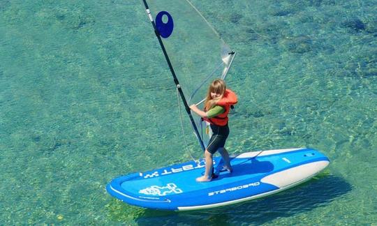 スペインのカルプでの子供向け航海アクティビティ