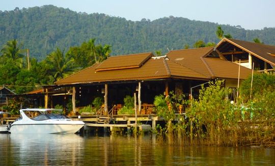 Excursion en bateau à moteur en Thaïlande