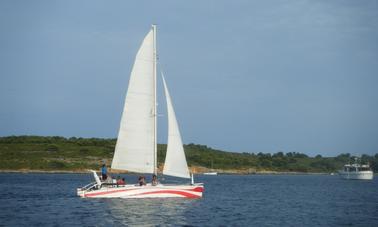 Alquiler de catamarán a vela de medio día en el norte de Menorca