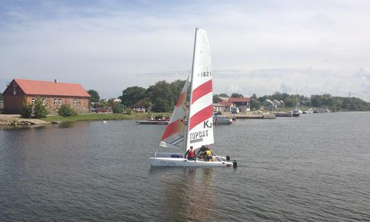 Aluguel de catamarã de praia TOPCAT K2 CLASSIC de 17 pés em Pavilosta, Letônia