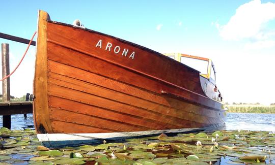 Yacht à moteur historique C.G. Pettersson à Rostock, Allemagne