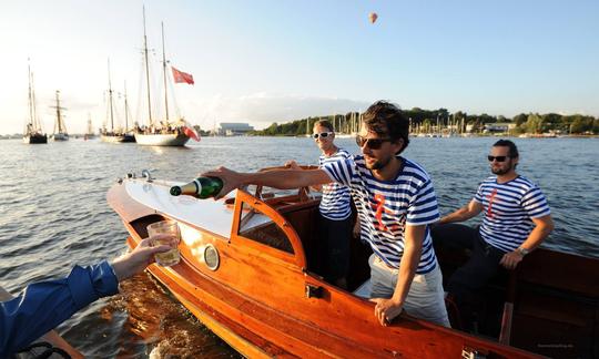 Yacht à moteur historique C.G. Pettersson à Rostock, Allemagne