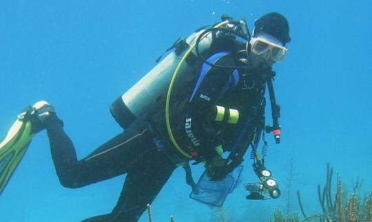 Barco de buceo en la ciudad de Belice