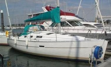 Charter on Oceanis 323 Cruiser in Southampton