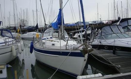 Disfrute del velero Hallberg Rassy 36 «Aeoulus» en Southampton