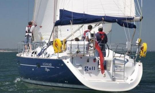 Oceanis 423 "Gull" Sailboat for 10 People in Southampton