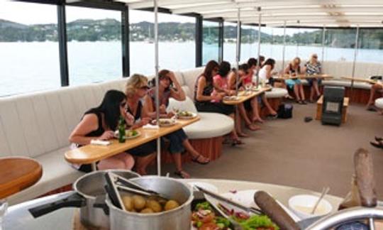 Profitez d'un dîner-croisière de 54 pieds en bateau à passagers « Ratanui » à Paihia, dans le Northland