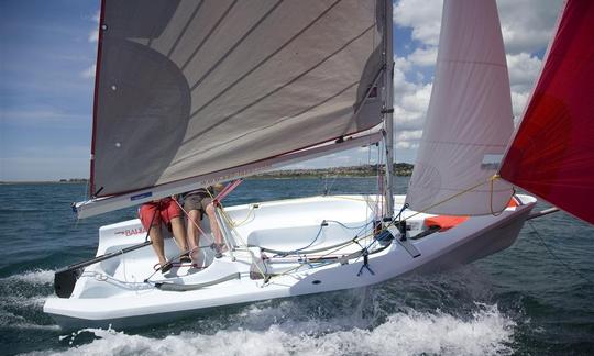 Frete de vela a laser Bahia de 15 pés em Falmouth, Reino Unido