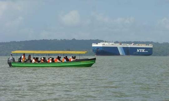 Passeios ecológicos de barco pelo canal no Panamá