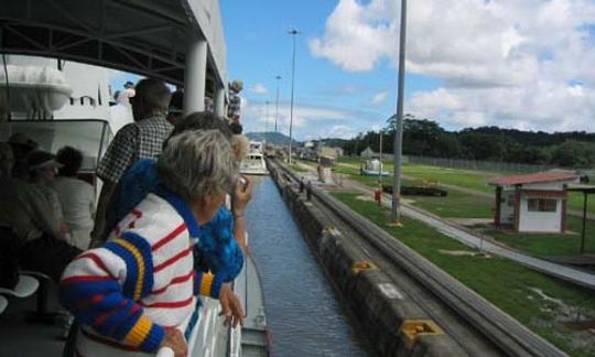 Excursão de trânsito parcial pelo canal no Panamá