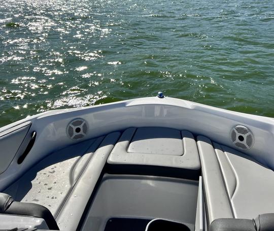 Yamaha de 19 pés: navegue pela praia de Newport com estilo! 