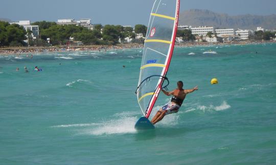 Alquiler y cursos de windsurf en Port de Pollença, España