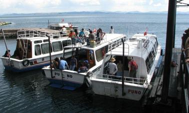 Excursiones en barco a la isla flotante de los Uros en Puno, Perú