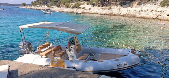 Skippered Rental - Barco inflável rígido Flyer 575 em Hvar