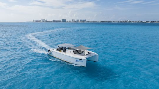 Fretamento privado de catamarã a motor de 46 pés para até 45 pessoas em Cancún 