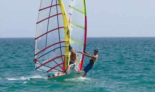 Alquiler de catamarán y windsurf en Playa Blanca