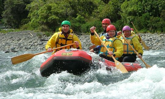 Viagens de aventura de rafting em Otaki Gorge, Nova Zelândia