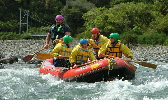 Viagens de aventura de rafting em Otaki Gorge, Nova Zelândia