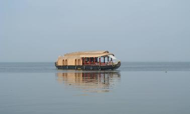 Navegue con estilo con un alquiler de casas flotantes de dos dormitorios en Alappuzha, India, para 4 personas