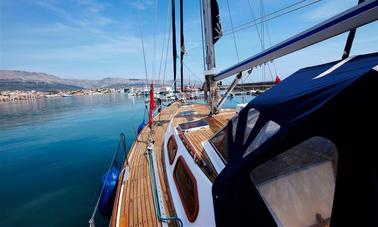 Yate de vela Atlantic de 61 pies, chárter de medio día o día completo por la isla de Mykonos