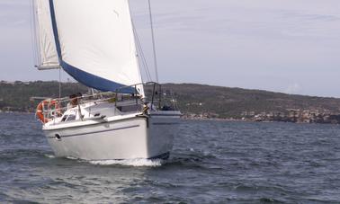 Navegando pelo porto de Sydney em um veleiro de luxo